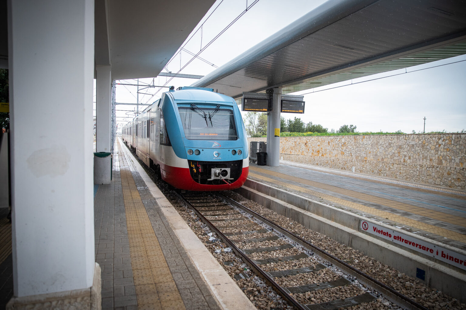 Prontezza salva vita: guardia giurata ferma un treno e impedisce il gesto estremo di una donna